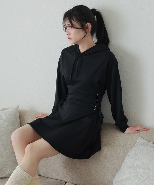 M DOLLY(エムドリー)の「side lace up hoodie dress/サイドレースアップフーディドレス(ワンピース・レディース・ブラック/グレー・FREE)」の3枚目の写真