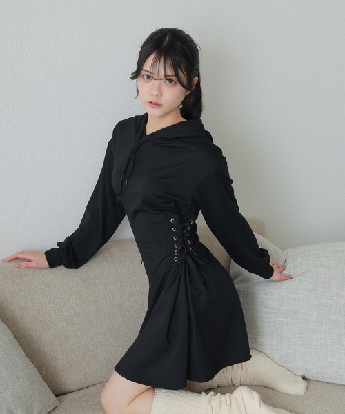 M DOLLY(エムドリー)の「side lace up hoodie dress/サイドレースアップフーディドレス(ワンピース・レディース・ブラック/グレー・FREE)」の4枚目の写真