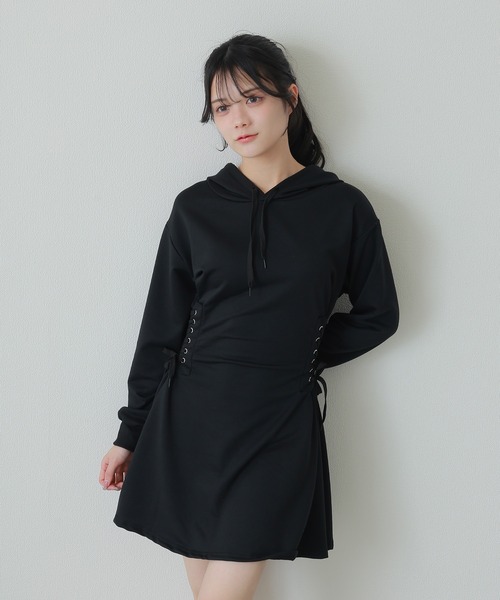 M DOLLY(エムドリー)の「side lace up hoodie dress/サイドレースアップフーディドレス(ワンピース・レディース・ブラック/グレー・FREE)」の5枚目の写真