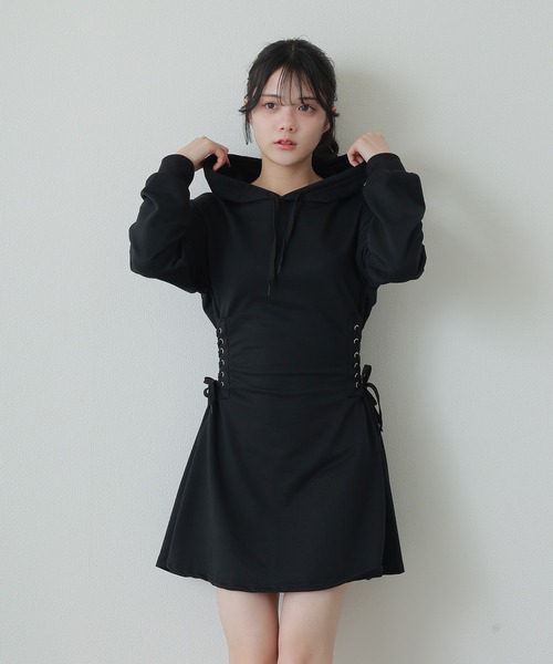 M DOLLY(エムドリー)の「side lace up hoodie dress/サイドレースアップフーディドレス(ワンピース・レディース・ブラック/グレー・FREE)」の6枚目の写真