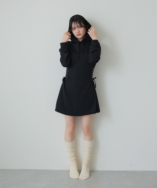 M DOLLY(エムドリー)の「side lace up hoodie dress/サイドレースアップフーディドレス(ワンピース・レディース・ブラック/グレー・FREE)」の7枚目の写真