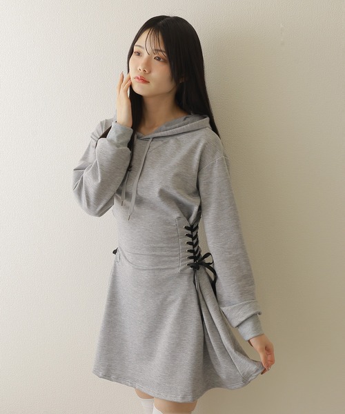M DOLLY(エムドリー)の「side lace up hoodie dress/サイドレースアップフーディドレス(ワンピース・レディース・ブラック/グレー・FREE)」の8枚目の写真