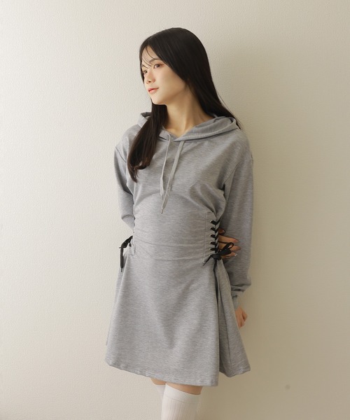 M DOLLY(エムドリー)の「side lace up hoodie dress/サイドレースアップフーディドレス(ワンピース・レディース・ブラック/グレー・FREE)」の9枚目の写真