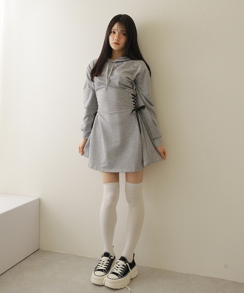 M DOLLY(エムドリー)の「side lace up hoodie dress/サイドレースアップフーディドレス(ワンピース・レディース・ブラック/グレー・FREE)」の11枚目の写真