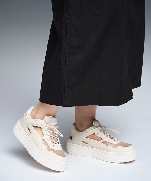 PUMA(プーマ)の「PUMA プーマ ウィメンズ コート ラリー スカイ ミュール スニーカー(スニーカー・レディース・ブラック×ピンク/ホワイト系その他/ホワイト系その他3・25.0cm/24.5cm/26.0cm/25.5cm/24.0cm/22.5cm/22.0cm/23.5cm/23.0cm)」の2枚目の写真