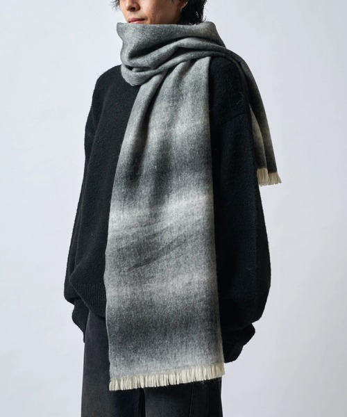 Lui's(ルイス)の「ニュアンスグラデーションボリュームロングマフラー(マフラー・メンズ・ブルー/ブラック/モカ・FREE)」の1枚目の写真