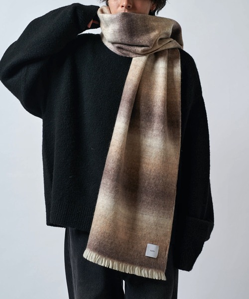 Lui's(ルイス)の「ニュアンスグラデーションボリュームロングマフラー(マフラー・メンズ・ブルー/ブラック/モカ・FREE)」の2枚目の写真