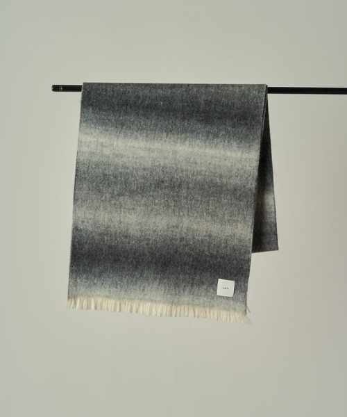 Lui's(ルイス)の「ニュアンスグラデーションボリュームロングマフラー(マフラー・メンズ・ブルー/ブラック/モカ・FREE)」の18枚目の写真