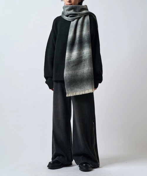 Lui's(ルイス)の「ニュアンスグラデーションボリュームロングマフラー(マフラー・メンズ・ブルー/ブラック/モカ・FREE)」の7枚目の写真