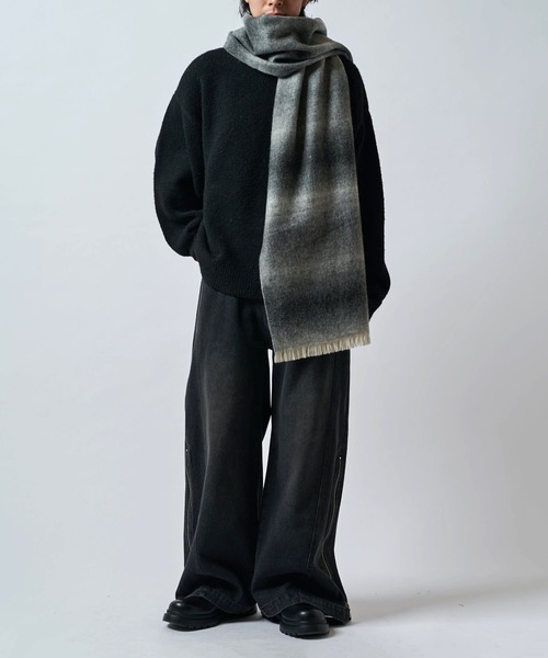 Lui's(ルイス)の「ニュアンスグラデーションボリュームロングマフラー(マフラー・メンズ・ブルー/ブラック/モカ・FREE)」の6枚目の写真