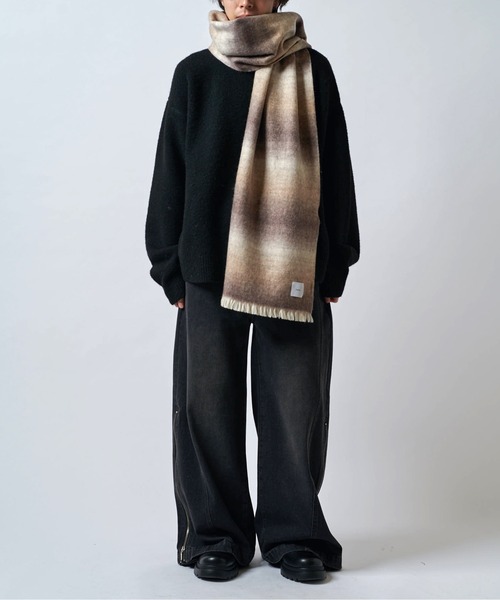 Lui's(ルイス)の「ニュアンスグラデーションボリュームロングマフラー(マフラー・メンズ・ブルー/ブラック/モカ・FREE)」の11枚目の写真