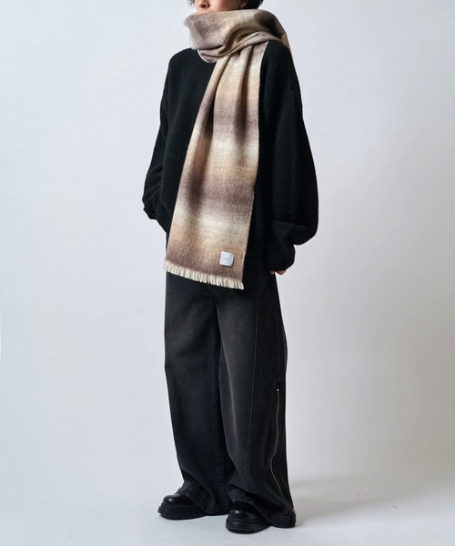 Lui's(ルイス)の「ニュアンスグラデーションボリュームロングマフラー(マフラー・メンズ・ブルー/ブラック/モカ・FREE)」の12枚目の写真