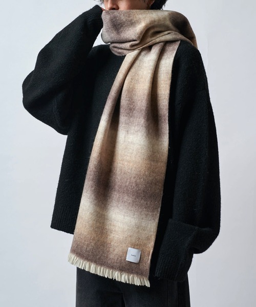 Lui's(ルイス)の「ニュアンスグラデーションボリュームロングマフラー(マフラー・メンズ・ブルー/ブラック/モカ・FREE)」の10枚目の写真