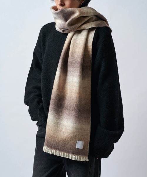 Lui's(ルイス)の「ニュアンスグラデーションボリュームロングマフラー(マフラー・メンズ・ブルー/ブラック/モカ・FREE)」の8枚目の写真