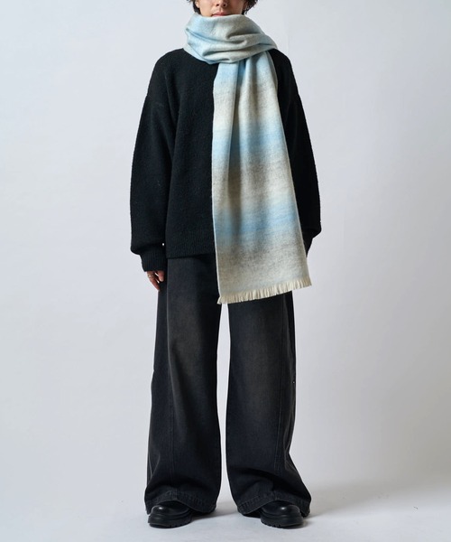 Lui's(ルイス)の「ニュアンスグラデーションボリュームロングマフラー(マフラー・メンズ・ブルー/ブラック/モカ・FREE)」の16枚目の写真