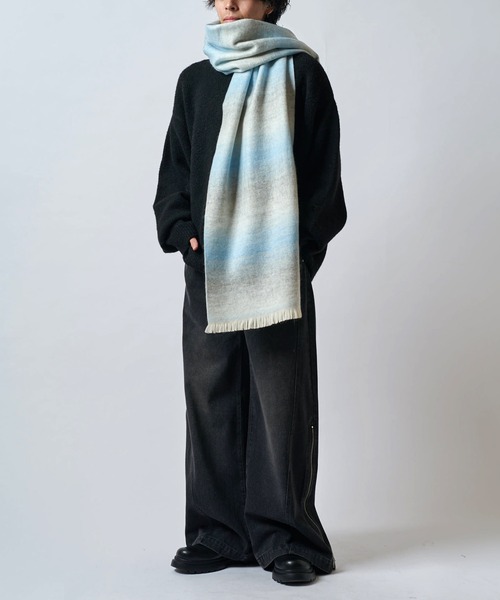 Lui's(ルイス)の「ニュアンスグラデーションボリュームロングマフラー(マフラー・メンズ・ブルー/ブラック/モカ・FREE)」の17枚目の写真