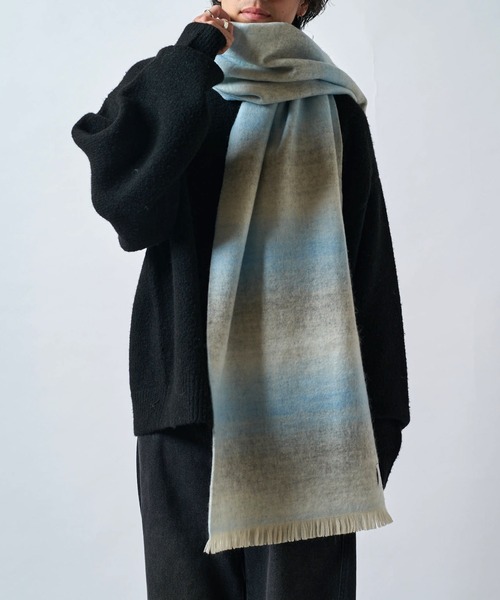 Lui's(ルイス)の「ニュアンスグラデーションボリュームロングマフラー(マフラー・メンズ・ブルー/ブラック/モカ・FREE)」の13枚目の写真