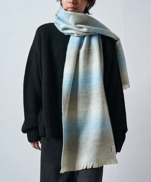 Lui's(ルイス)の「ニュアンスグラデーションボリュームロングマフラー(マフラー・メンズ・ブルー/ブラック/モカ・FREE)」の15枚目の写真