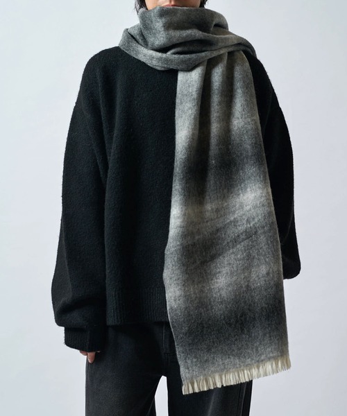 Lui's(ルイス)の「ニュアンスグラデーションボリュームロングマフラー(マフラー・メンズ・ブルー/ブラック/モカ・FREE)」の4枚目の写真