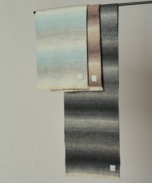 Lui's(ルイス)の「ニュアンスグラデーションボリュームロングマフラー(マフラー・メンズ・ブルー/ブラック/モカ・FREE)」の22枚目の写真