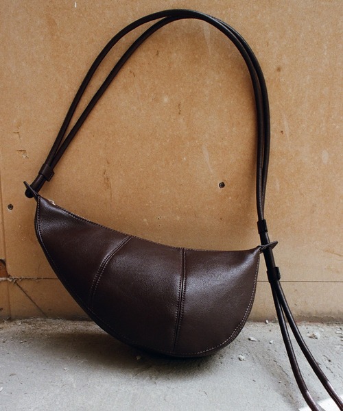 WYM LIDNM（ウィム バイ リドム）の「ROUND MINI SHOULDER BAG（ショルダーバッグ・メンズ・ブラック/ダークブラウン/ライトグレー・FREE）」の3枚目の写真