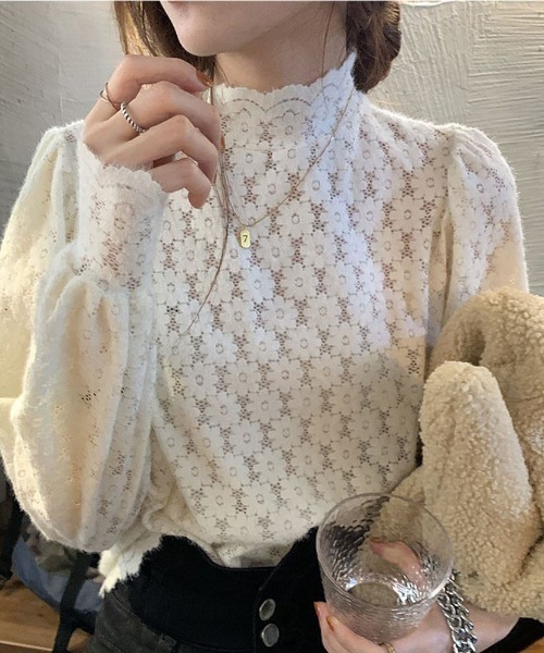 maison de LATIR（メゾンドラティール）の「総レース花柄が顔色をふわっと明るくしてくれる。春のハイネックシアー素材ブラウス（シャツ/ブラウス・レディース・ホワイト/ブラック・FREE）」の3枚目の写真