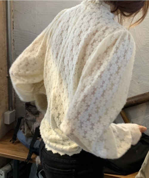 maison de LATIR（メゾンドラティール）の「総レース花柄が顔色をふわっと明るくしてくれる。春のハイネックシアー素材ブラウス（シャツ/ブラウス・レディース・ホワイト/ブラック・FREE）」の4枚目の写真