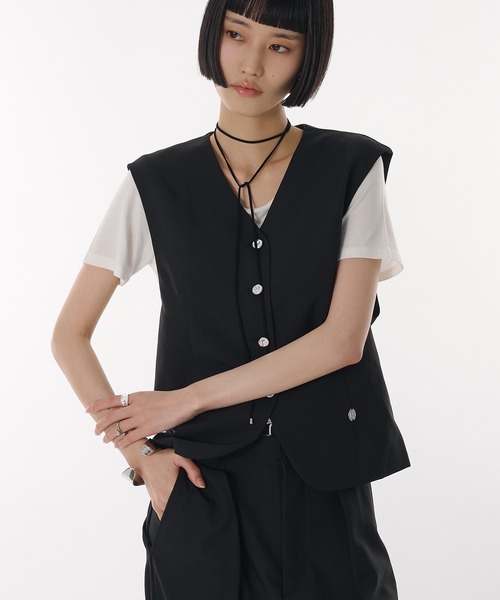 MUHET(ミュエータ)の「【set up可能】metal button sleeveless vest / メタルボタンノースリーブジレ(ベスト・レディース・ベージュ/ブラック・FREE)」の1枚目の写真