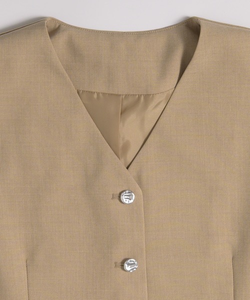 MUHET(ミュエータ)の「【set up可能】metal button sleeveless vest / メタルボタンノースリーブジレ(ベスト・レディース・ベージュ/ブラック・FREE)」の9枚目の写真