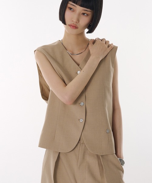 MUHET(ミュエータ)の「【set up可能】metal button sleeveless vest / メタルボタンノースリーブジレ(ベスト・レディース・ベージュ/ブラック・FREE)」の10枚目の写真
