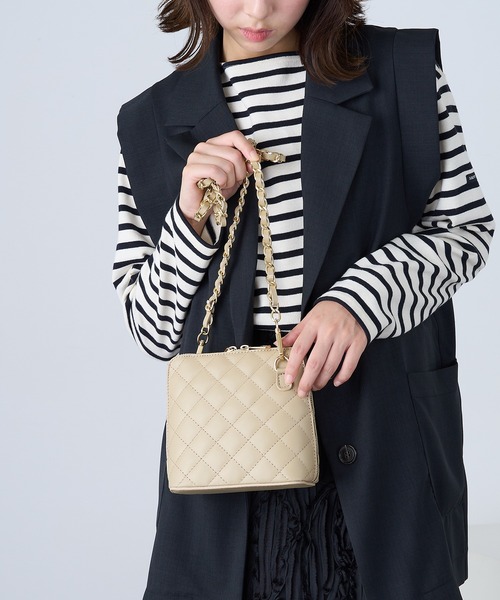 MARLON FIRENZE（マーロンフィレンツェ）の「【MARLON FIRENZE】イタリアンレザー シャネルチェーン キルティングショルダーバッグ 結婚式 パーティー オケージョン フォーマル 成人式 二次会 同窓会 入学式 卒業式（ショルダーバッグ・レディース・グレイッシュベージュ/ブラック・FREE）」の2枚目の写真