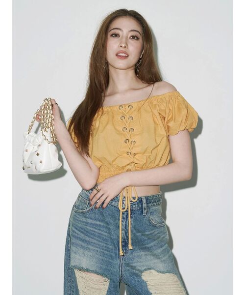 EVRIS（エヴリス）の「レースアップオフショルトップス（シャツ/ブラウス・レディース・マスタード/ホワイト・FREE）」の4枚目の写真