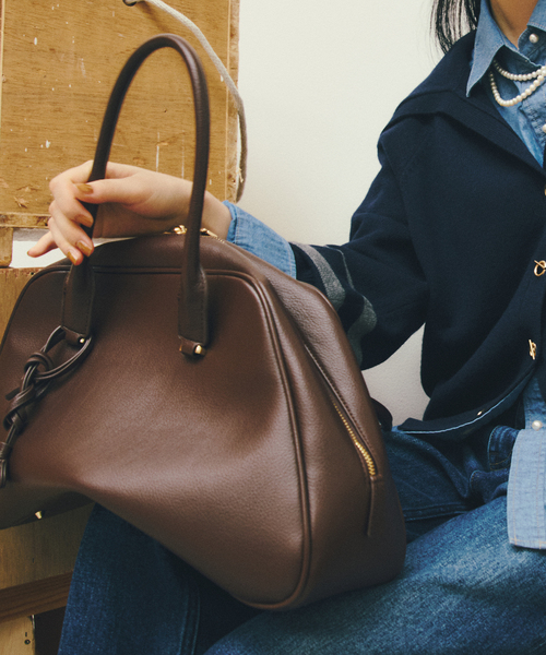 La TOTALITE(ラトータリテ)の「LE VERNIS/ルベルニ チャーム付きボストンバッグ(ボストンバッグ・レディース・ブラック/ブラウン・FREE)」の2枚目の写真