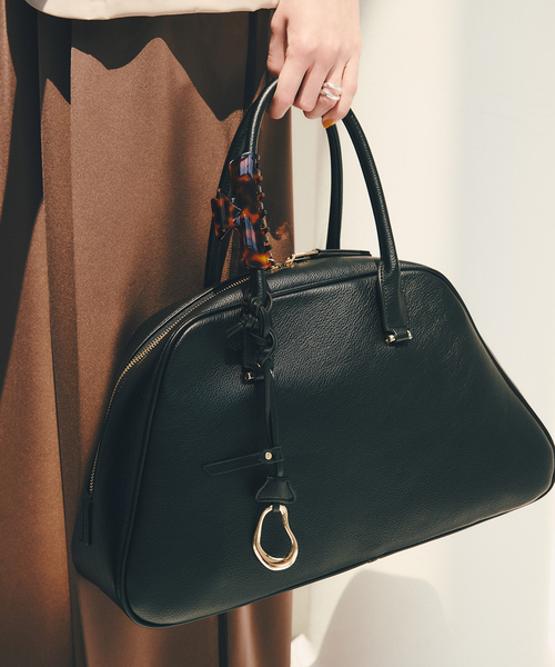 La TOTALITE(ラトータリテ)の「LE VERNIS/ルベルニ チャーム付きボストンバッグ(ボストンバッグ・レディース・ブラック/ブラウン・FREE)」の1枚目の写真