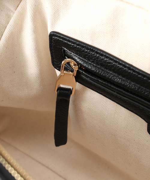 La TOTALITE(ラトータリテ)の「LE VERNIS/ルベルニ チャーム付きボストンバッグ(ボストンバッグ・レディース・ブラック/ブラウン・FREE)」の4枚目の写真