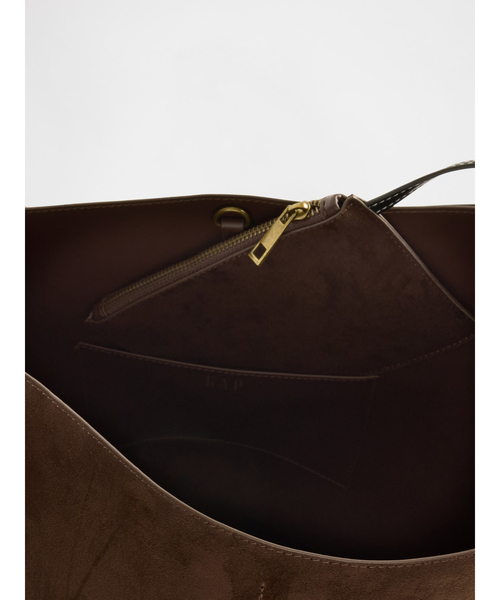 GAP（ギャップ）の「ヴィーガンスエード バケットバッグ（ショルダーバッグ・レディース・ブラウン・ONE SIZE）」の11枚目の写真