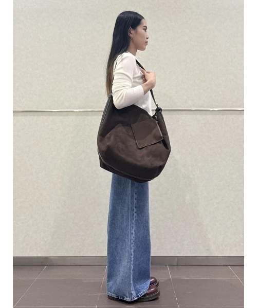 GAP（ギャップ）の「ヴィーガンスエード バケットバッグ（ショルダーバッグ・レディース・ブラウン・ONE SIZE）」の7枚目の写真