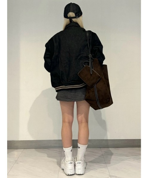 GAP（ギャップ）の「ヴィーガンスエード バケットバッグ（ショルダーバッグ・レディース・ブラウン・ONE SIZE）」の8枚目の写真