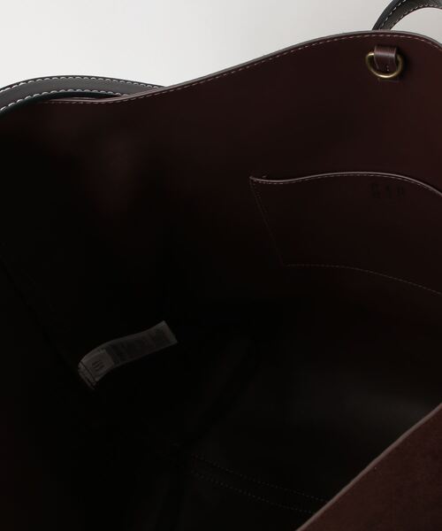 GAP（ギャップ）の「ヴィーガンスエード バケットバッグ（ショルダーバッグ・レディース・ブラウン・ONE SIZE）」の4枚目の写真