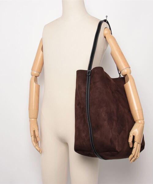 GAP（ギャップ）の「ヴィーガンスエード バケットバッグ（ショルダーバッグ・レディース・ブラウン・ONE SIZE）」の6枚目の写真