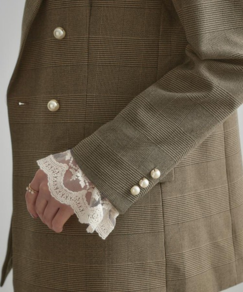 couture brooch（クチュールブローチ）の「【高見え・きれいめ・通勤】レースカフス パール調釦テーラードジャケット（テーラードジャケット・レディース・ネイビー/ブラウン系その他3/ブラウン系9・40/38/42/36）」の10枚目の写真