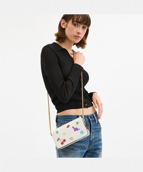 COACH（コーチ）の「ミラ クロスボディ バッグ・ステッカー プリント