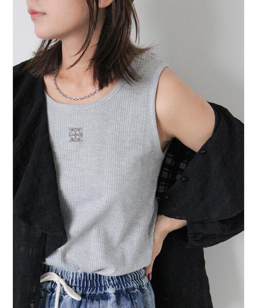 ehka sopo（エヘカソポ）の「ワンポイント刺繍タンクトップ（ニット/セーター・レディース・キナリ/ブラウン/グレー/ブラック・F）」の3枚目の写真