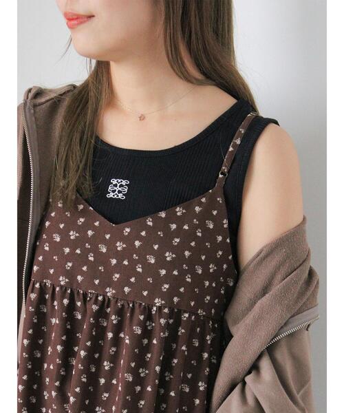 ehka sopo（エヘカソポ）の「ワンポイント刺繍タンクトップ（ニット/セーター・レディース・キナリ/ブラウン/グレー/ブラック・F）」の2枚目の写真