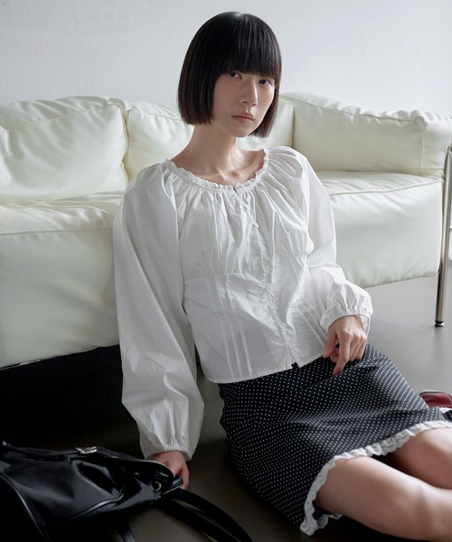 UNE MANSION(ユヌマンション)の「レースフリルラウンドネックフロントピンタックラブリーボタンブラウスシャツ(シャツ/ブラウス・レディース・ブラック/ホワイト・FREE)」の2枚目の写真
