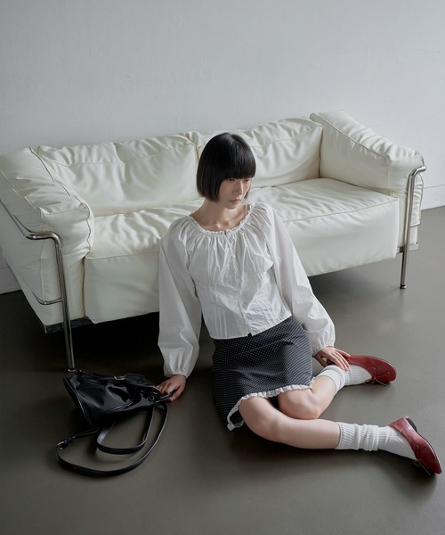 UNE MANSION(ユヌマンション)の「レースフリルラウンドネックフロントピンタックラブリーボタンブラウスシャツ(シャツ/ブラウス・レディース・ブラック/ホワイト・FREE)」の4枚目の写真