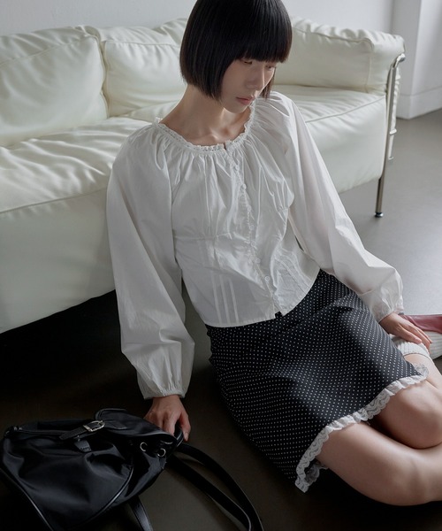 UNE MANSION(ユヌマンション)の「レースフリルラウンドネックフロントピンタックラブリーボタンブラウスシャツ(シャツ/ブラウス・レディース・ブラック/ホワイト・FREE)」の3枚目の写真