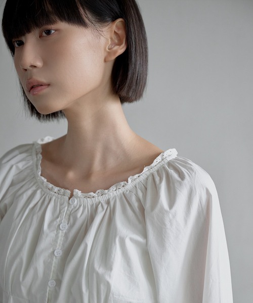 UNE MANSION(ユヌマンション)の「レースフリルラウンドネックフロントピンタックラブリーボタンブラウスシャツ(シャツ/ブラウス・レディース・ブラック/ホワイト・FREE)」の13枚目の写真
