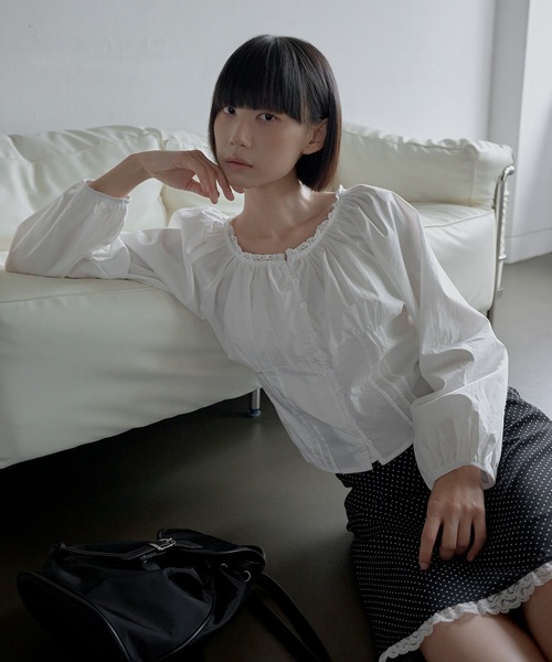 UNE MANSION(ユヌマンション)の「レースフリルラウンドネックフロントピンタックラブリーボタンブラウスシャツ(シャツ/ブラウス・レディース・ブラック/ホワイト・FREE)」の5枚目の写真