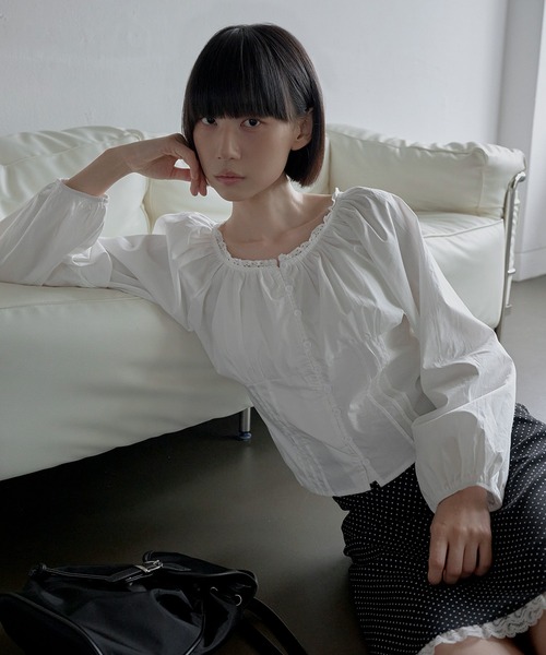 UNE MANSION(ユヌマンション)の「レースフリルラウンドネックフロントピンタックラブリーボタンブラウスシャツ(シャツ/ブラウス・レディース・ブラック/ホワイト・FREE)」の15枚目の写真